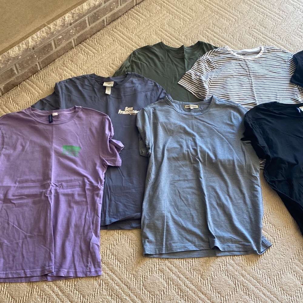 H&M lot of 10 medium tshirts.